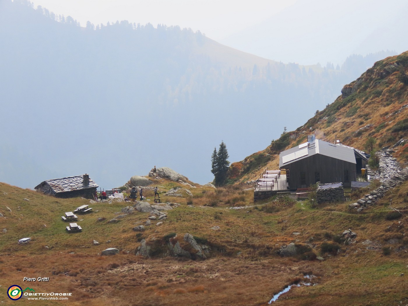 64 Lavori in corso alla Baita Laghetti (1963 m) di fronte al Rif. Balicco (1995 m).JPG